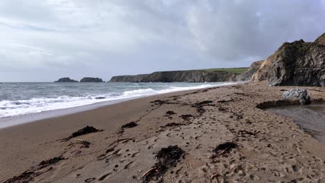 Strand-Im-Frühen-Frühling-Mit-Seetang-Und-Fußspuren-Im-Sand-Waterford-Irland