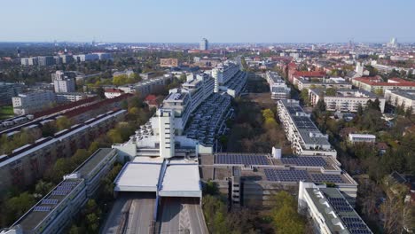 Leere-Autobahn-Führt-Durch-Tunnelhaus