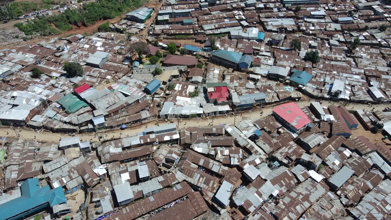 video aéreo de arriba hacia abajo de los barrios marginales de kibera en nairobi, que muestra una población densa
