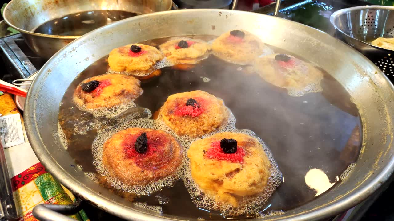 puesto de comida guatemalteca vendiendo buñuelos dulces