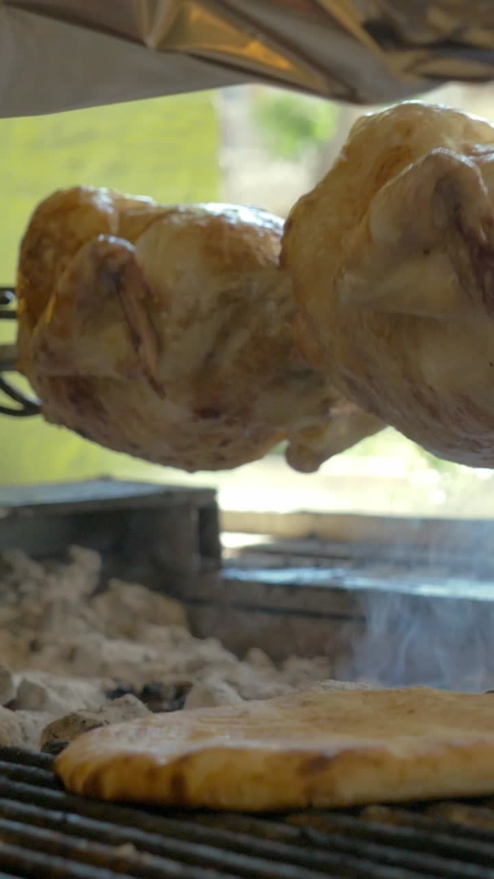 Pollo allo spiedo su una griglia