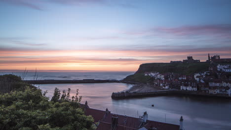 Puerto-De-Whitby-Y-La-Ciudad-Timelapse-Temprano-En-La-Mañana-Del-Amanecer-Al-Amanecer