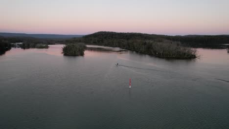 barco solo aéreo en un río tranquilo al amanecer en la naturaleza, lago conjola