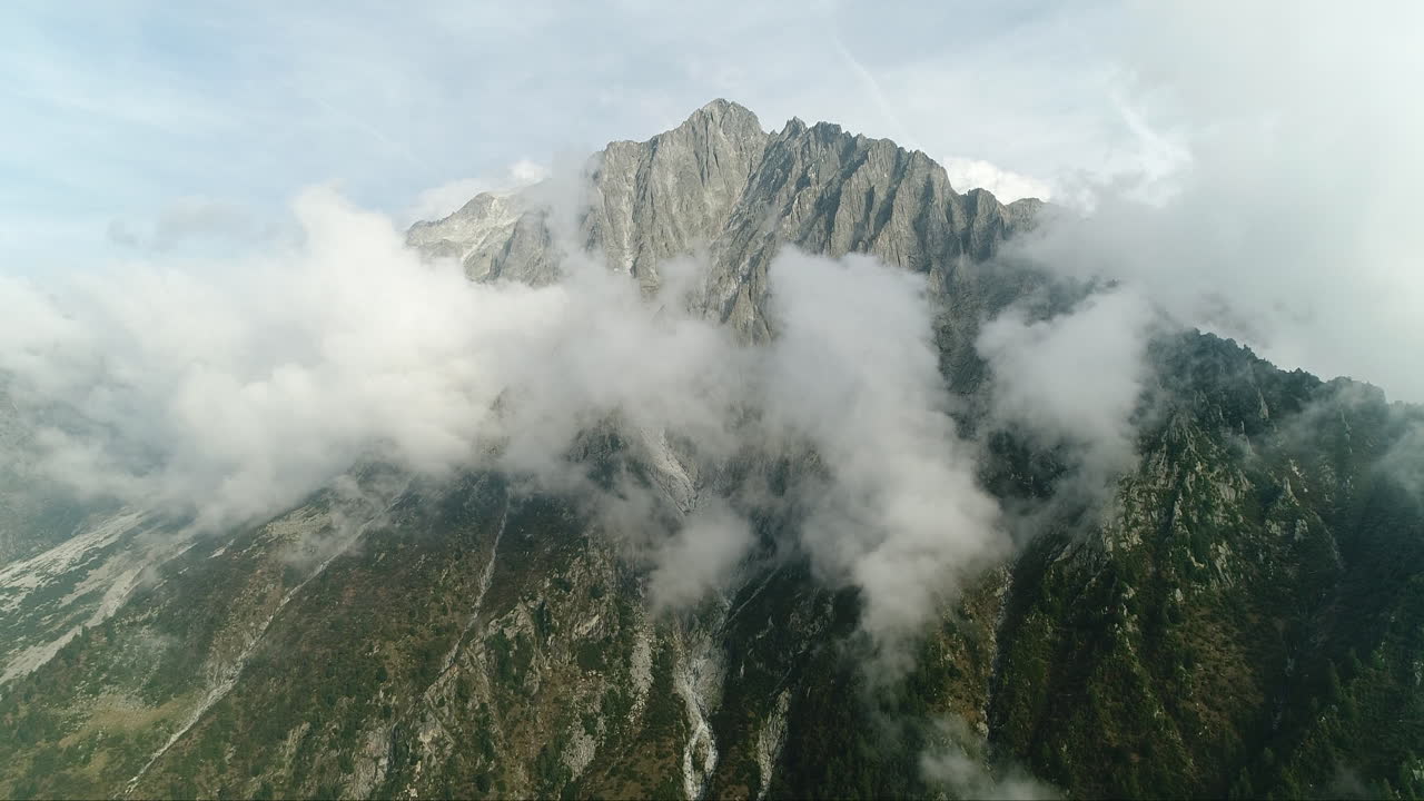 drone aéreo cinematográfico filmado sobre los alpes italianos
