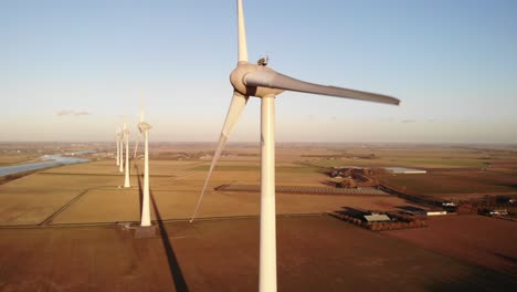 Vista-Aérea-De-Turbinas-Eólicas-Durante-Un-Día-Soleado