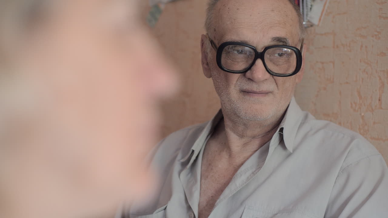 un anciano con su familia en casa