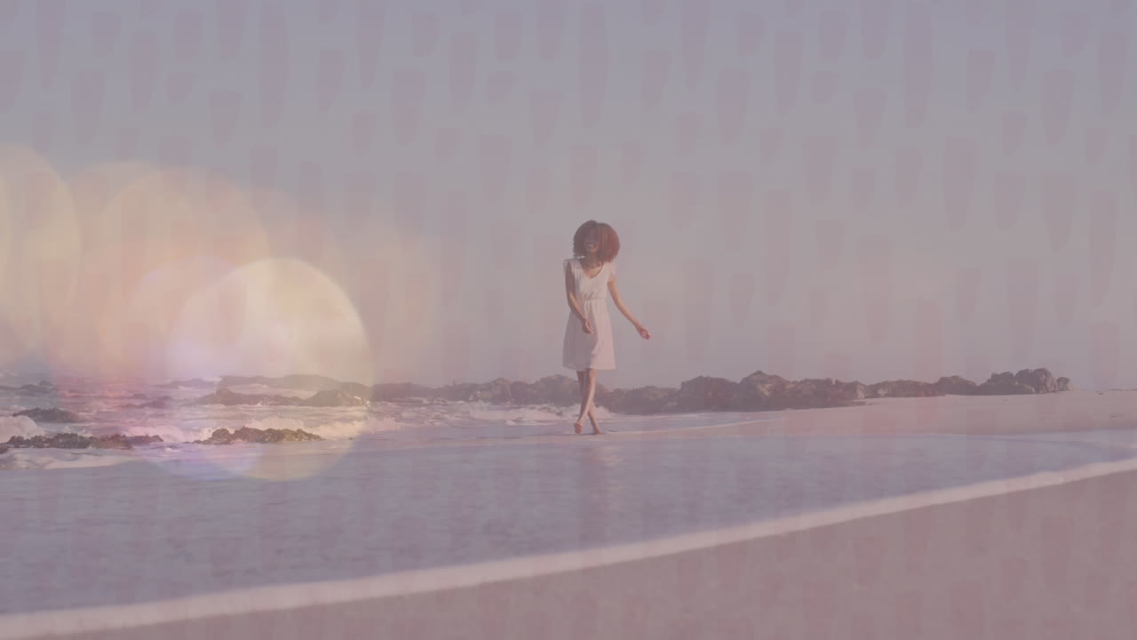 렌즈 플레어의 애니메이션 행복한 두 인종의 젊은 여성이 팔을 펴고 해변에서 고 있습니다.