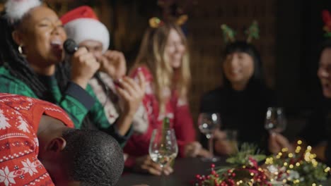 Kamerafahrt,-Die-Sich-Von-Einer-Gruppe-Von-Freunden-Entfernt,-Die-In-Einer-Karaoke-Bar-Singen