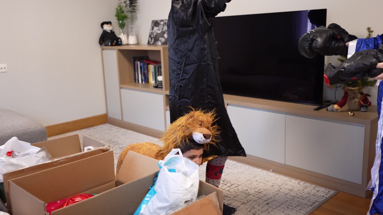 Bambini e adulti che si travestono in costume a casa
