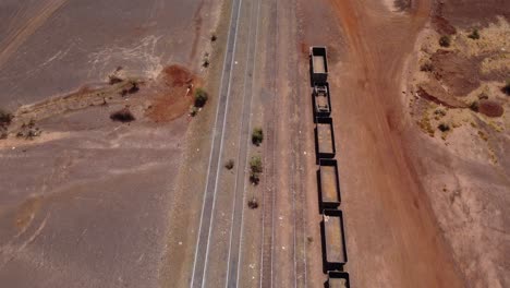 Toma-De-Drone-De-Un-Viejo-Tren-De-Mineral-De-Hierro-Estacionado-En-Zouerat,-Mauritania.