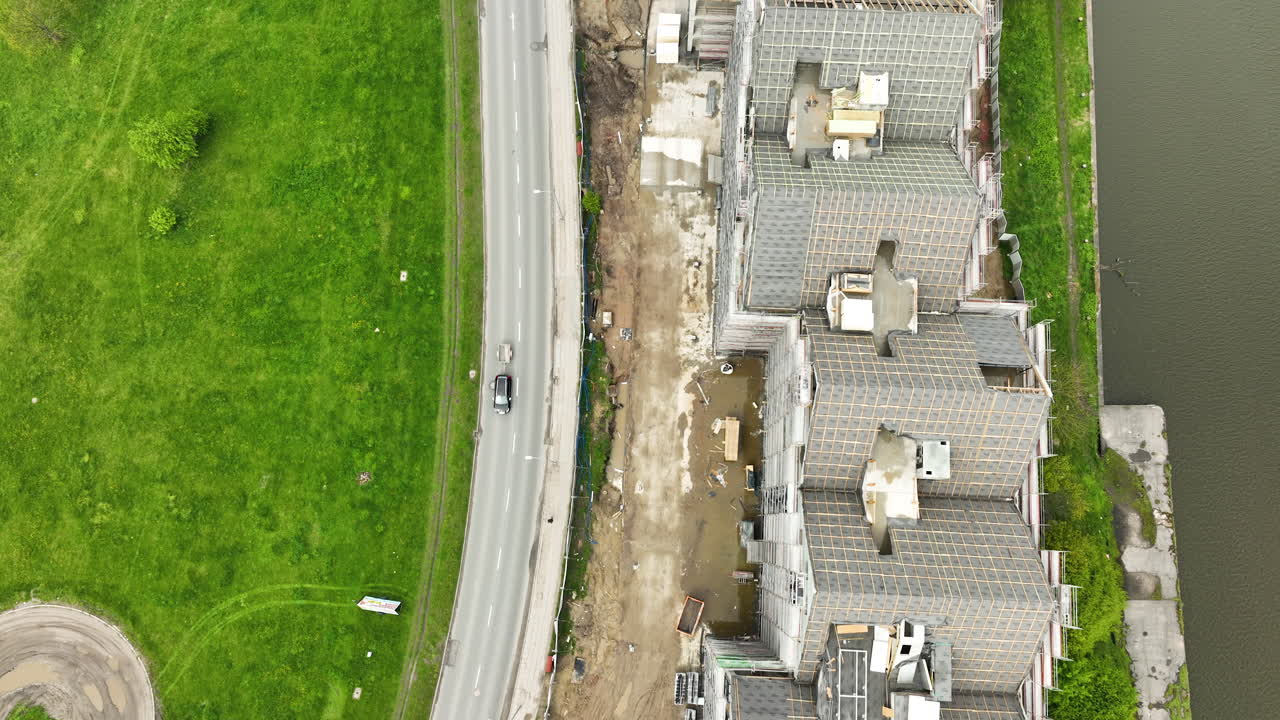 활기찬 도로 의 공중 동적 건설 현장, 녹색 잔디의 스트레치에 대조