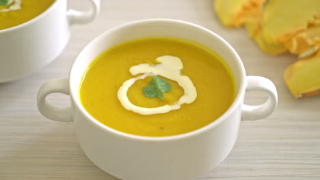 Sopa-De-Calabaza-En-Tazón-Blanco---Estilo-De-Comida-Vegetariana-Y-Vegana