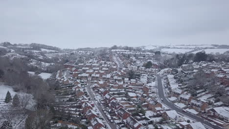 Hoch-Absteigende-Drohnenaufnahme-Verschneiter-Exeter-Vororte