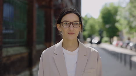 donna in una strada della città