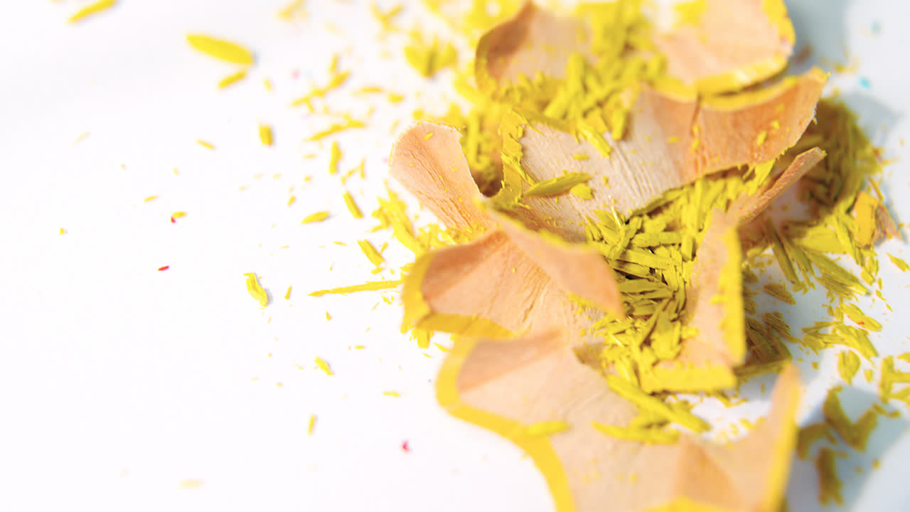 색 배경에 노란색 연필 어리