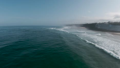 Luftaufnahme-Der-Wellen,-Die-Sich-Am-Praia-Grande-In-Sintra-Brechen