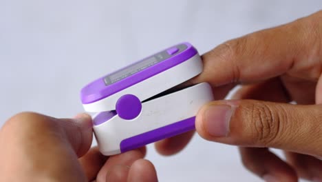 con un oxímetro de pulso para medir la saturación de oxígeno