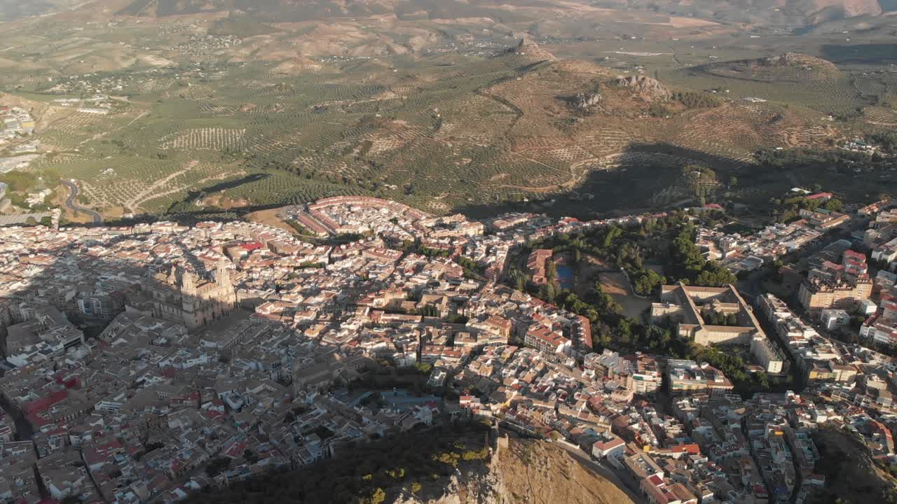 castillo de jaen, españa castillo de jaen volando y tomas terrestres desde este castillo medieval en una tarde de verano, tambien muestra la ciudad de jaen hecha con un drone y una camara de accion a 4k 24fps usando filtros nd-22