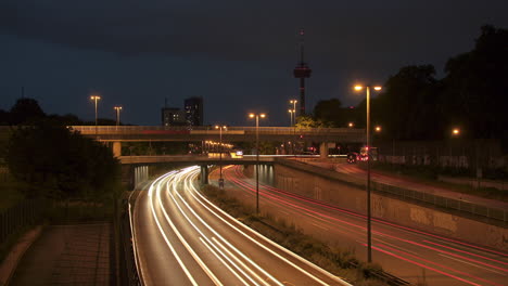 Verkehrsfluss-Und-Kölner-Skyline