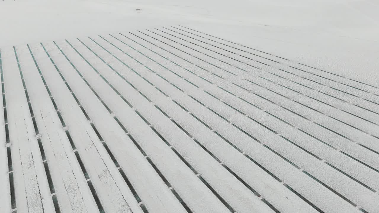 vista aérea con avión no tripulado de los canales de extracción en las salinas grandes salinas, jujuy, argentina