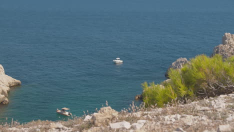 Eine-Wunderschöne-Sonnige-Meeresbucht-Mit-Booten,-Die-Sanft-Auf-Hellblauem-Wasser-Schwimmen