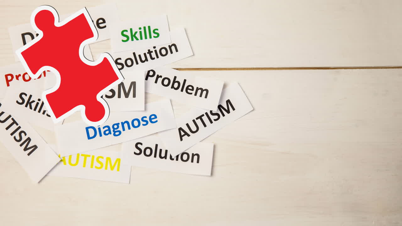 자폐증, 문제 및 백색에 텍스트를 진단하는 빨간색과 노란색 퍼즐 조각의 애니메이션