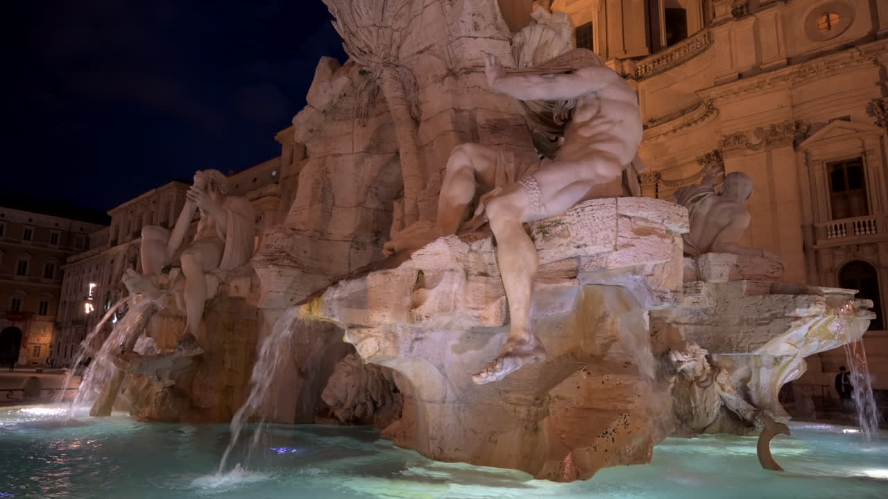 Rom, Italien – 16. juni 2022: Fontana dei Quattro Fiumi (De Fire Floders Fontæne) på Piazza Navona om aftenen