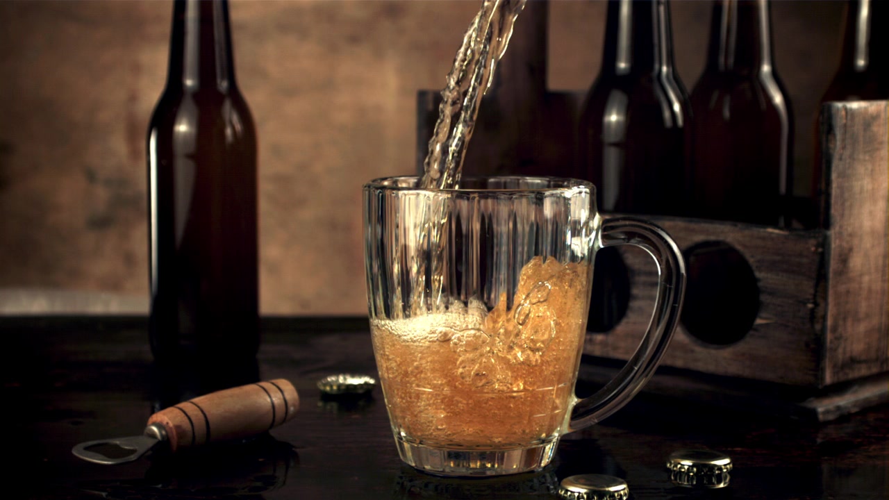 Birra dorata versata in un boccale di vetro in un ambiente da bar rustico