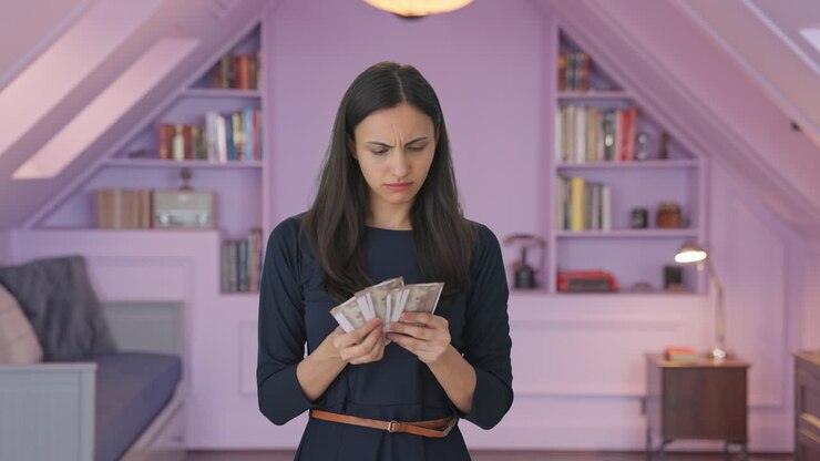 la chica india triste pierde dinero.