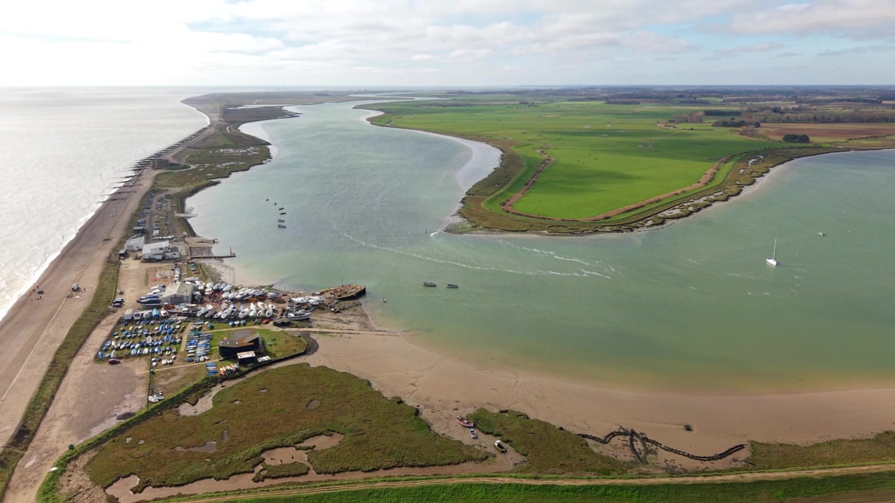 Veduta aerea dall'alto dell'estuario del fiume Alde che si snoda tra piane di marea e paludi salmastre vicino ad Aldeburgh