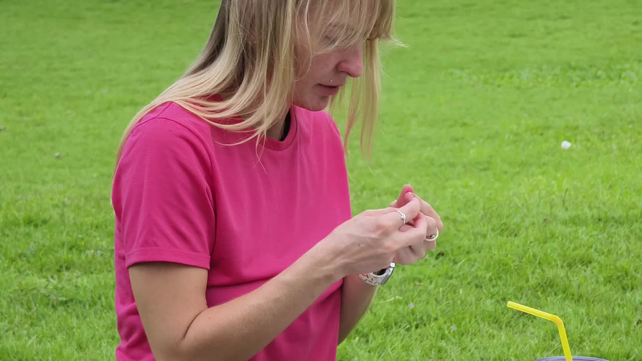 야외 에서 보석 을 는 여자