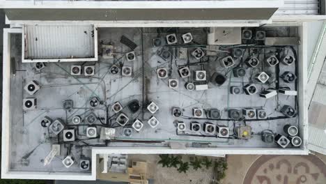 antena de arriba hacia abajo de las unidades de ventiladores de aire acondicionado en la parte superior del edificio residencial concepto de calor de verano