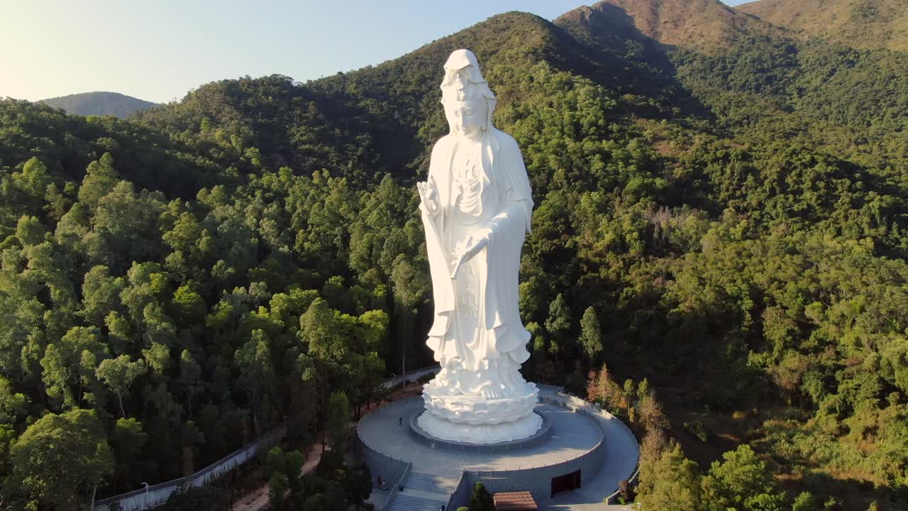 홍콩 tsz shan 수도원과 유명한 avalokitesvara guan yin 동상, 자비의 여신의 조감도
