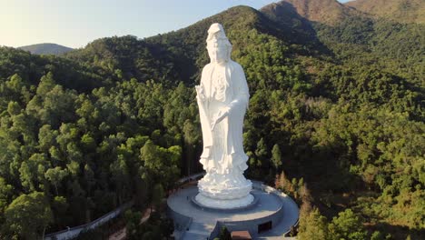 vista aérea del monasterio de hong kong tsz shan y la famosa estatua de avalokitesvara guan yin, diosa de la misericordia
