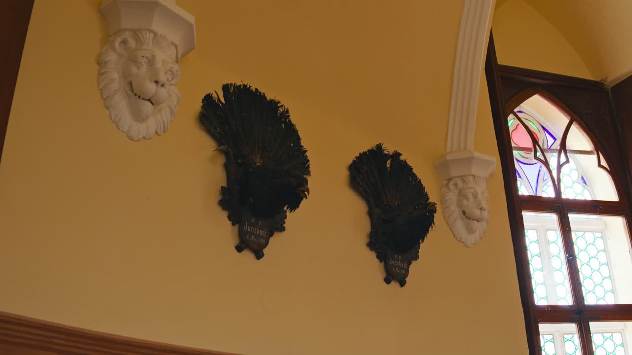 트라코슈탄 성의 사냥실에 벽에 장착된 사자 조각과 트로피