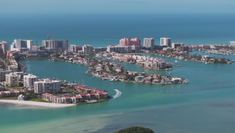 Vista-Aérea-Alta-Y-Soleada-Que-Recorre-La-Playa-Y-La-Bahía-De-Clearwater