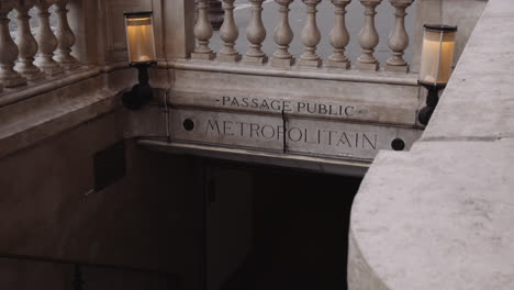 Inschrift-Auf-Der-Treppe-Am-öffentlichen-Durchgang-Zur-U-Bahn-In-Paris,-Frankreich