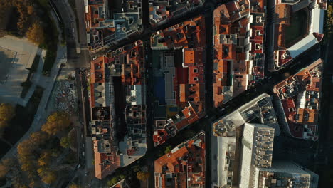 Vista-Aérea-De-Pájaros-Arriba-Hacia-Abajo-Panorámica-Vista-Ascendente-De-Calles-Y-Edificios-En-El-Barrio-De-Argumentales-A-La-Hora-Dorada.