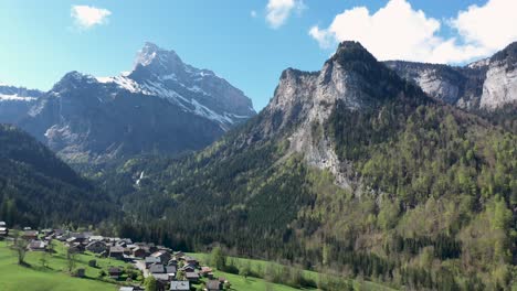 Impresionantes-Imágenes-De-Drones-De-Montañas-Alpinas,-Bosques-Y-Cascadas