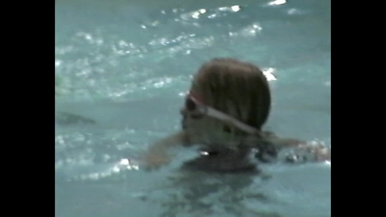 수영장 에서 수영 하는 사람 들