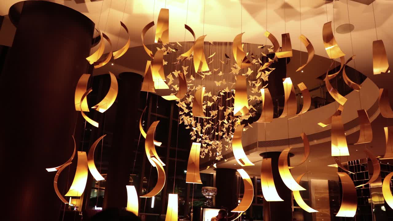 럭셔리 한 환경 에서 황금색 요소 를 가진 들리어