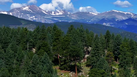 verano monte azul cielo evans drone aéreo paralaje coníferas de hoja perenne colorado nieve derretida mañana soleada montañas rocosas paisaje norte turkey creek bosque marshdale espacio abierto hacia atrás revelar pan