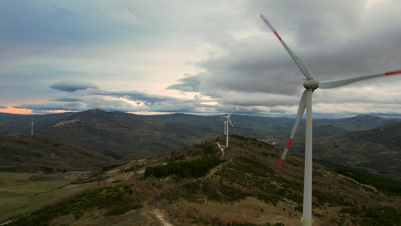 este es un video de un parque eólico con múltiples molinos de viento, filmado cerca de san giovanni lipooni en italia