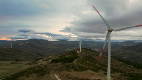 este es un video de un parque eólico con múltiples molinos de viento, filmado cerca de san giovanni lipooni en italia