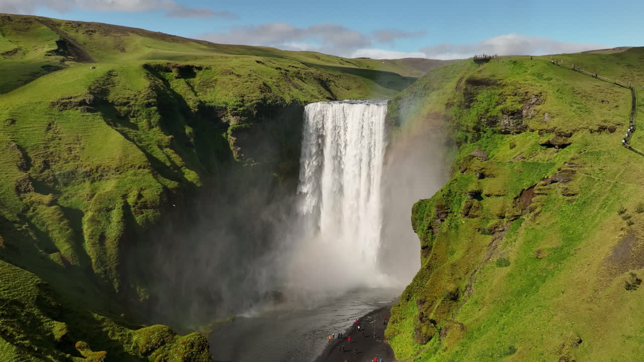 gran fotografía aérea de la cascada islandesa más famosa un día soleado de verano