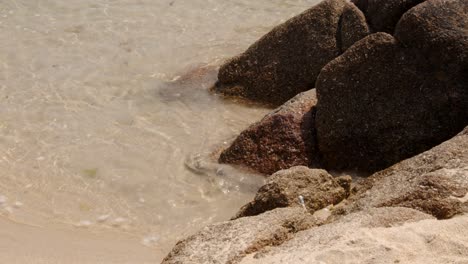 Eine-Reihe-Erodierter-Felsen-Und-Das-Meer,-Das-Sie-Umspült,-Dann-Am-Strand-Von-St.-Agnes-Auf-Den-Scilly-Inseln-2-Von-6