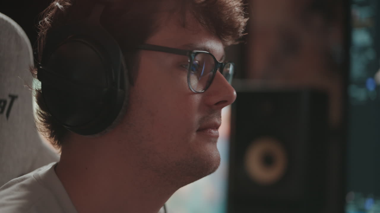 Mann hört Musik über Kopfhörer