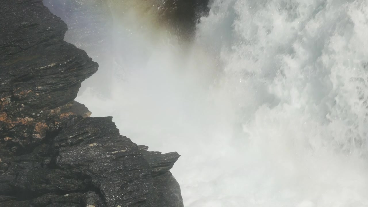 Arcobaleno formatosi negli spruzzi della potente cascata Gaustafallet nel fiume Gauste, Svezia settentrionale. Ripresa in tilt down