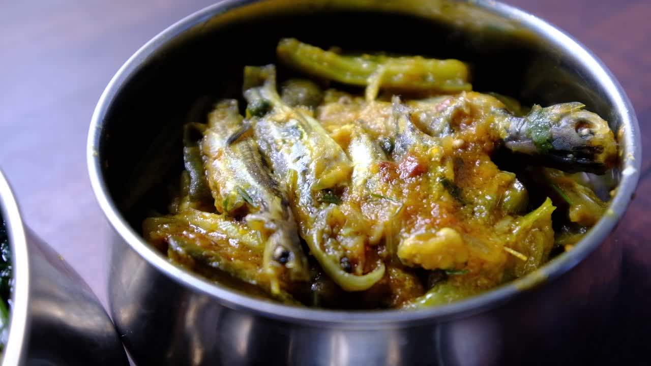 curry de pescado en un cuenco de metal