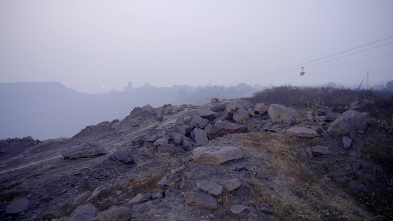 mina de carbón de jharia con humo y brasas ardientes que vienen del incendio subterráneo del campo de carbón, jharkhand